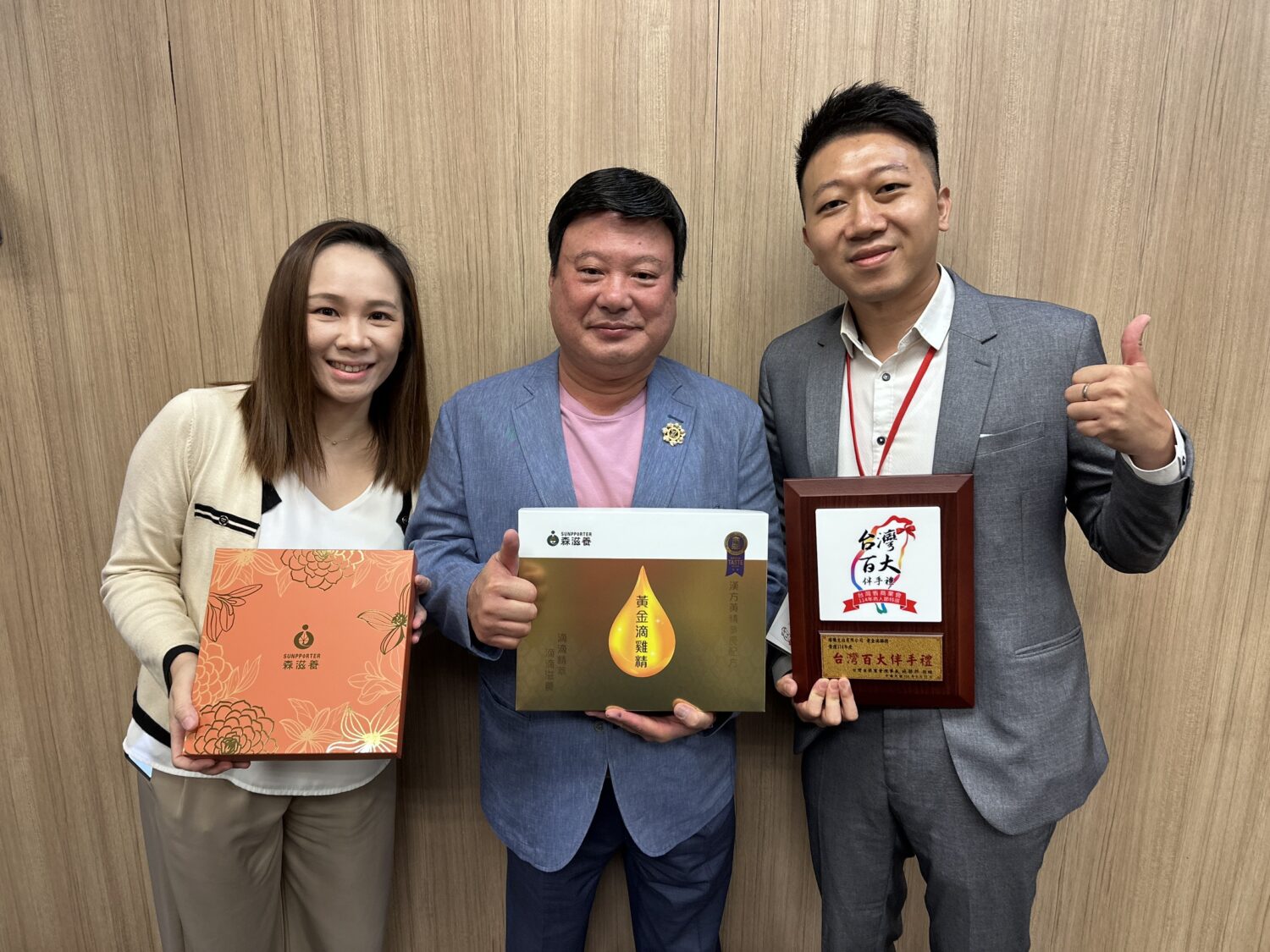 森滋養團隊開心展示榮獲 ITI 國際風味絕佳獎二星與 2025 台灣百大伴手禮雙重肯定，與施勝郎理事長（中）合影展現品牌國際與在地的雙榮耀。（圖／記者林照東攝）