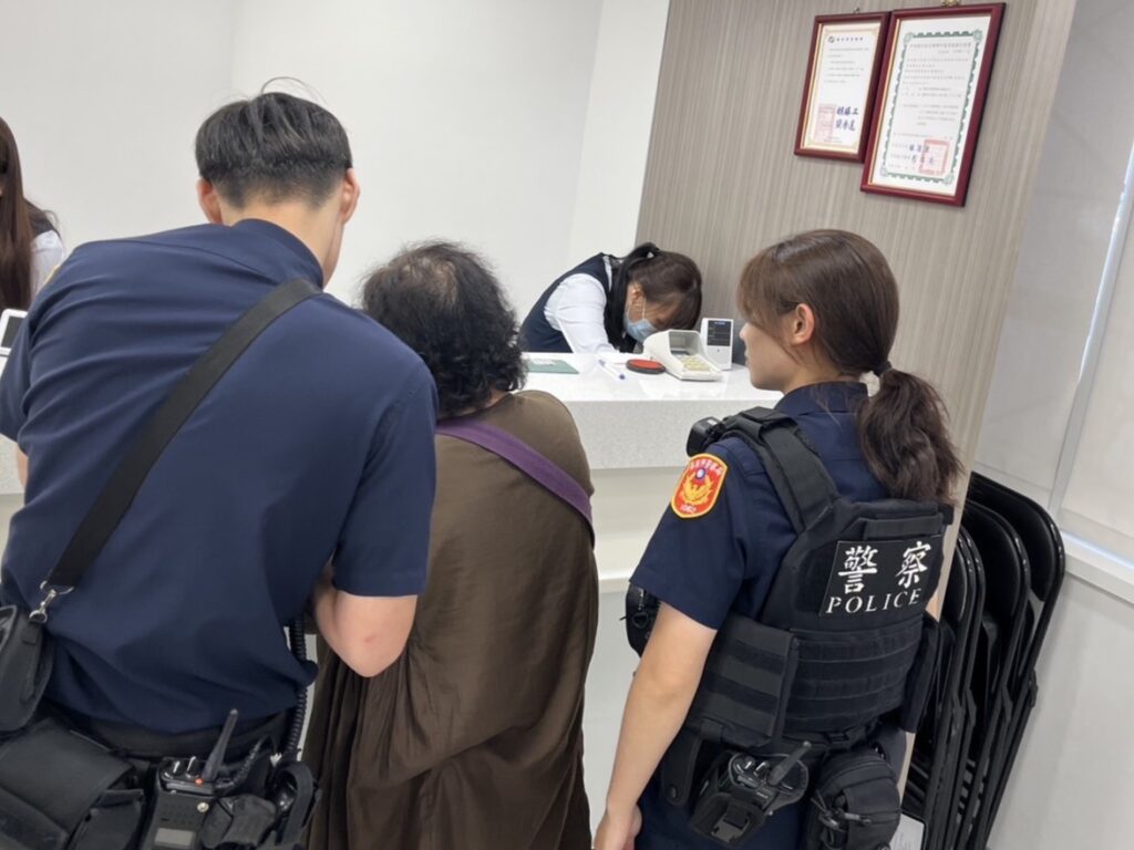 警方即時攔阻民眾遭詐。(圖/記者薛秀蓮 翻攝)