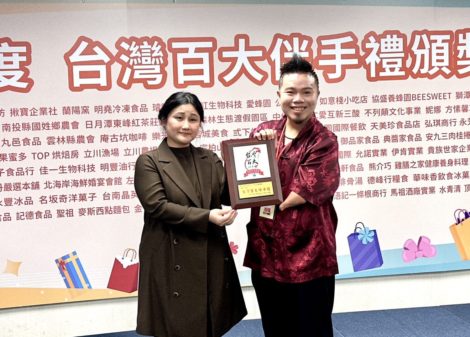虎克茶榮獲「台灣百大伴手禮」殊榮，代表親自出席領獎並展示得獎獎牌，展現品牌堅持茶文化與美學的精神。（圖／林照東攝）