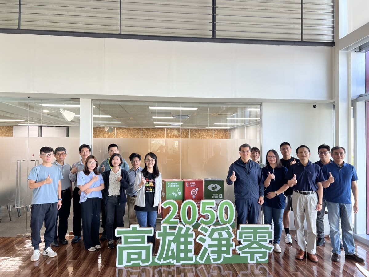 ▲出席「ISO 14067內部查證員」中油專班訓練課程與會貴賓合影(前排右4為煉製事業部環境保護室羅國暉主任、前排左5為煉製事業部政風室吳佳玲主任、後排左2為大林煉油廠技術組許峰毓經理)。