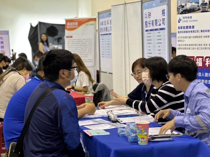 ▲新竹就業中心8/26(二)舉辦「2025新竹地區畢業季企業現場徵才活動」,邀請30家廠商共釋出1,936個職缺。(此為活動示意圖)