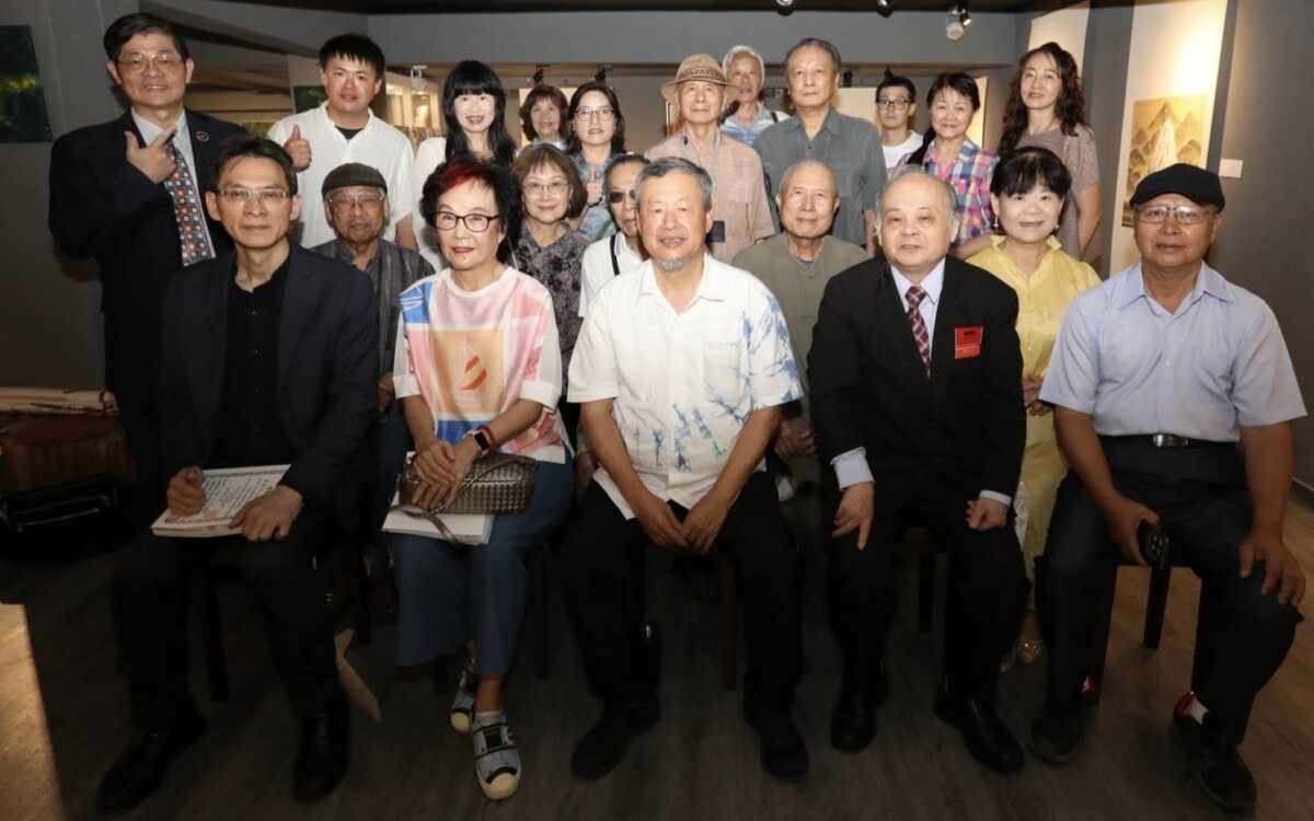▲港澳台美術協會主席李沃源與參展的畫家合影。