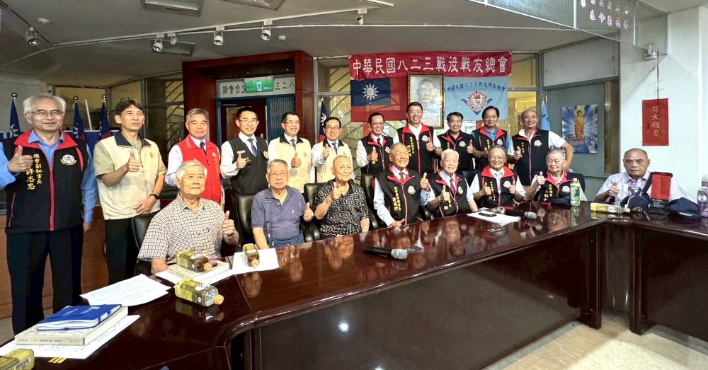 感謝前輩先進付出貢獻 輔導會慰問八二三砲戰英雄 1 《圖說》傅正誠副主任委員(後排左6)率重要幹部一行人,拜會中華民國八二三戰役戰友總會,並與黃奕炳理事長(後排右5)及八二三砲戰老英雄合影,左三新北榮服處長林振生、左四臺北市榮服處長黃信仁〈榮服處提供〉