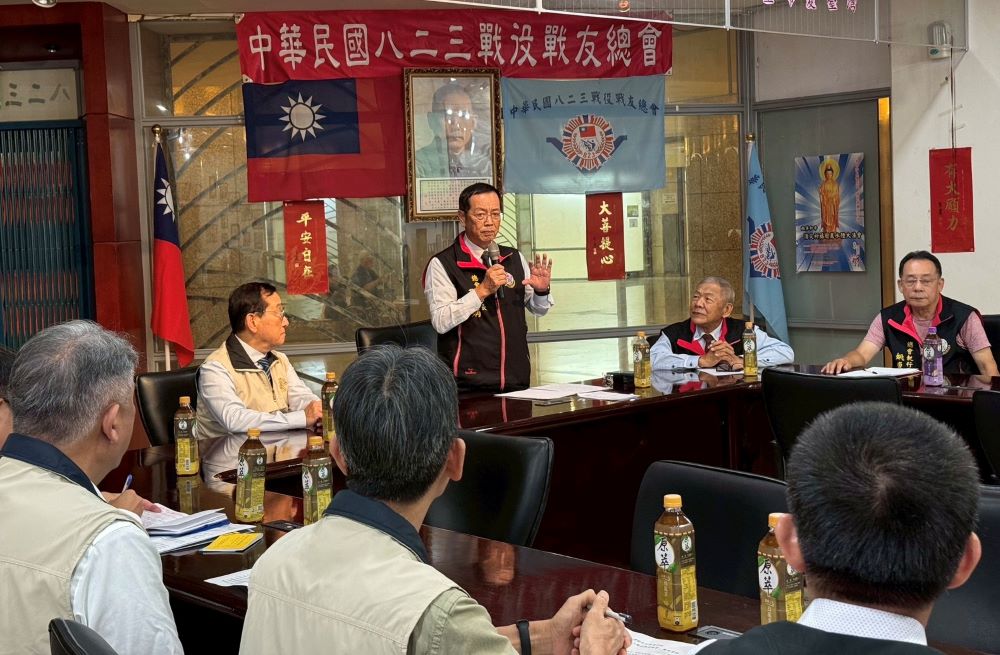 感謝前輩先進付出貢獻 輔導會慰問八二三砲戰英雄 3 《圖說》活動由黃奕炳理事長(站立者)主持。〈榮服處提供〉