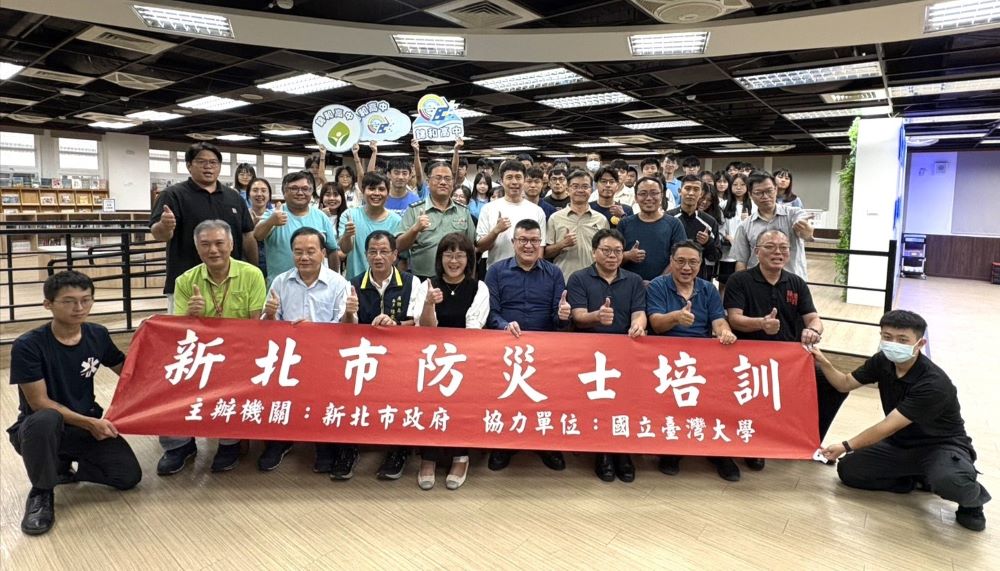 新北培訓青年防災士 結合校園向下扎根 1 《圖說》新北市府與新北市立錦和高級中學合作,在該校圖書館舉辦114年度第三場「青年防災士培訓課程」合影,前排左三消防局長陳崇岳。〈消防局提供〉