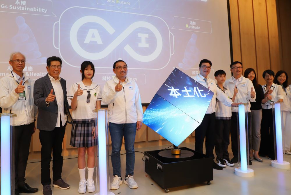 班班AI電腦從MIT到MIT 新北首推AI素養教育計畫 2 《圖說》市長侯友宜宣布以在地MIT(Made in Taiwan)到國際MIT(麻省理工)跨國啟動全國首創「AI素養教育三年計畫」。〈教育局提供〉