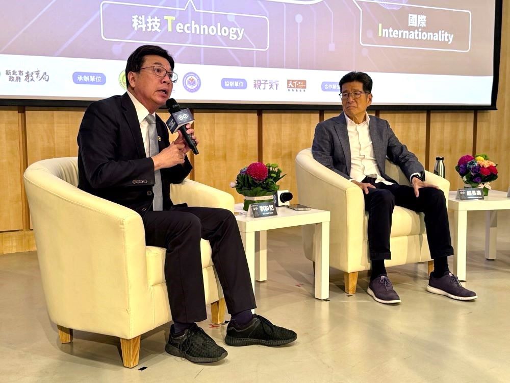 班班AI電腦從MIT到MIT 新北首推AI素養教育計畫 3 《圖說》新北市副市長劉和然〈左〉及嚴長壽董事長進行深度對談,從市政推動與教育現場的雙重視角,探討AI教育在校園落實的機會與挑戰。〈教育局提供〉