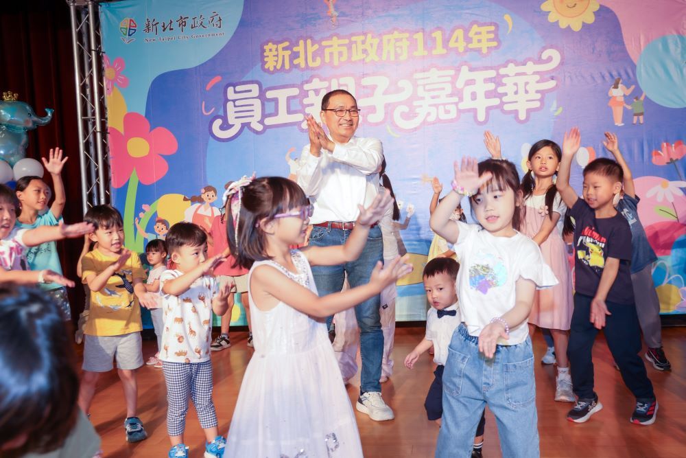 共創美好回憶 新北市府員工嘉年華親子情更甜 1 《圖說》新北市政府今日舉辦員工親子嘉年華,市長侯友宜到場與小朋友同樂。〈人事處提供〉