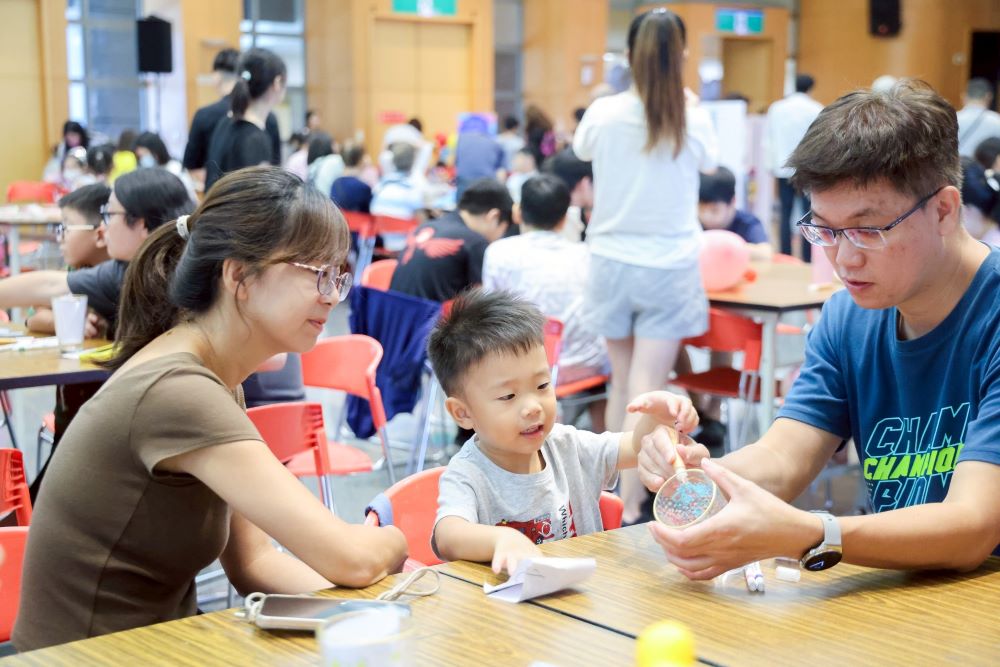 共創美好回憶 新北市府員工嘉年華親子情更甜 2 《圖說》114年員工親子嘉年華規劃手作體驗、魔術表演,下午有環保局濕地故事館生態導覽及小小消防員互動體驗等精彩活動。〈人事處提供〉