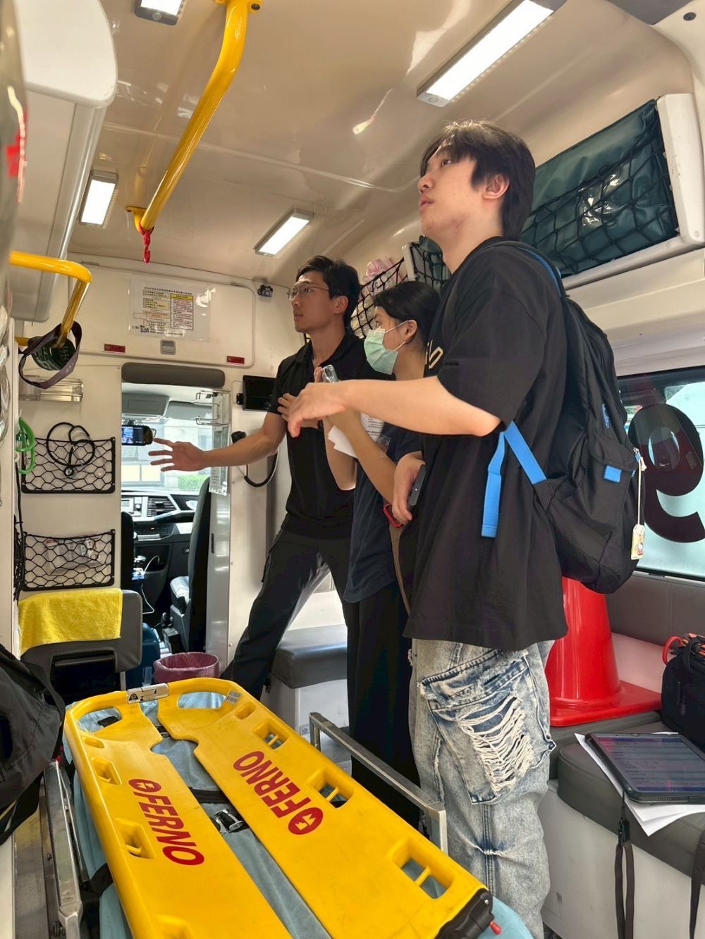 觀摩新板消防隊 臺師大設計系攜手優化救護車內裝配置 2 《圖說》臺師大設計系師生交流計畫以救護車的結構、內裝及設備為核心。〈第一大隊提供〉