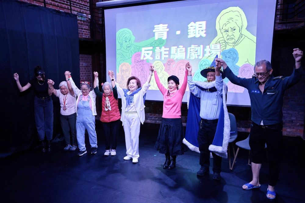素人長輩演反詐劇 《菜市仔人生》用幽默防騙術 2 《圖說》《菜市仔人生》重頭戲由23位60歲以上素人長輩,擔綱演出幽默的反詐行動劇,邀民眾在沉浸式氛圍中學習防詐知識,圖為排練花絮。〈文化局提供〉