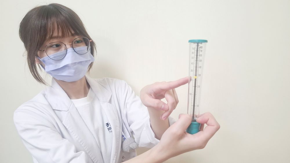 28歲男肺齡95歲? 氣喘控制不良 肺功能恐提早老化 2 《圖說》監測流速提示幫助提早決定進行藥物控制,或立刻需要至急診就醫。〈臺北醫院提供〉
