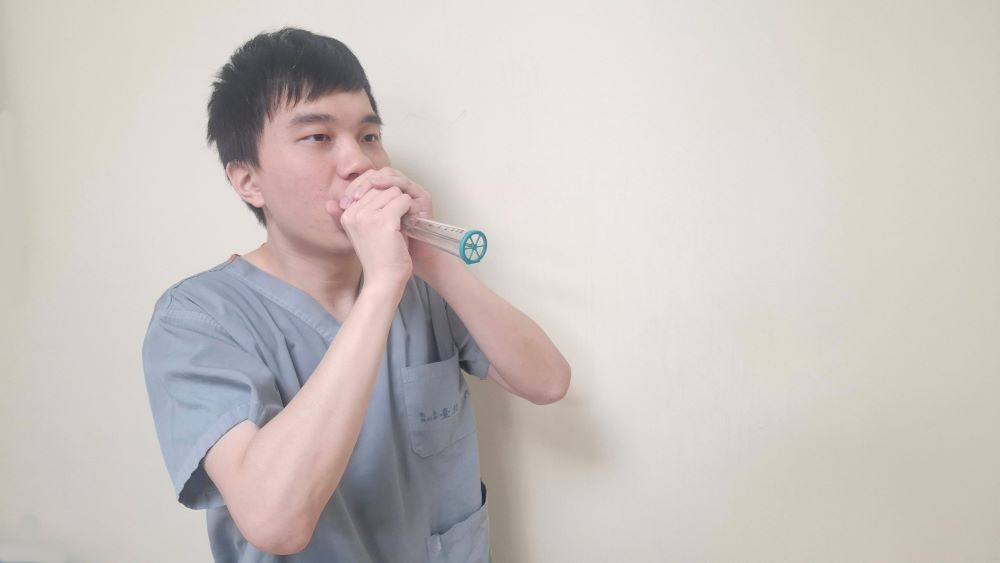 28歲男肺齡95歲? 氣喘控制不良 肺功能恐提早老化 3 《圖說》氣喘病人使用呼氣峰流速計,在症狀發作前1-2天可見端倪。〈臺北醫院提供〉