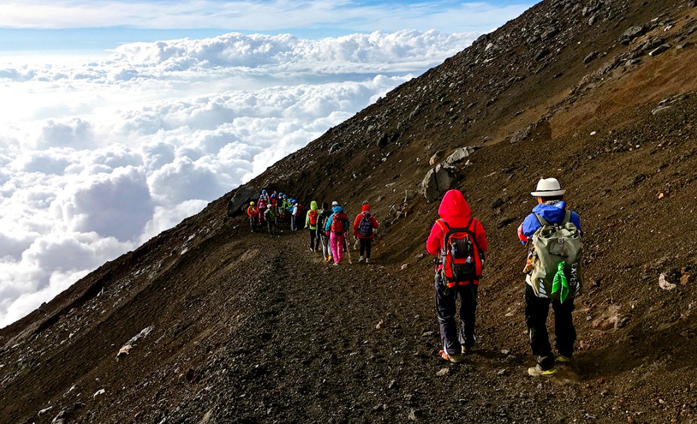 登山健走旅遊之巔!那米哥旅行社以無購物健走,打造健康、優質旅遊體驗 1 ▲登上日本之巔,俯瞰壯麗山海,那一刻的感動,值得你親自走一回。2026富士山登頂之旅,誠摯邀請你一同出發!(圖/那米哥旅行社提供)