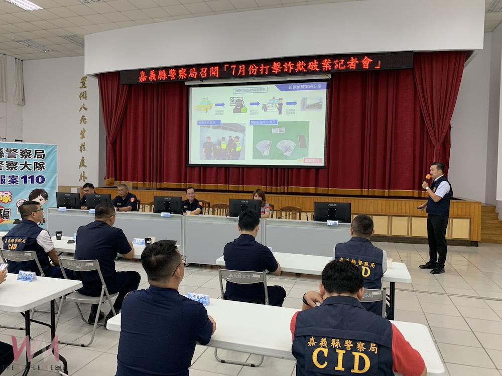 李權哲局長親自主持辦理「打擊詐欺犯罪成效破案記者會」,刑大隊長分析詐騙趨勢。(圖/記者陳惲朋攝)