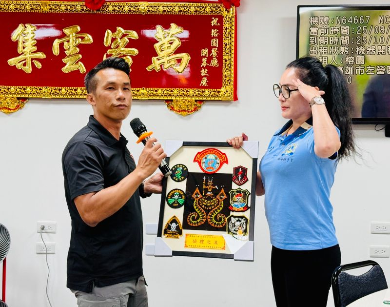 漾新聞|今天不爬天堂路 兩棲偵搜隊贈畫予鎮海 軍民一家敬軍做公益