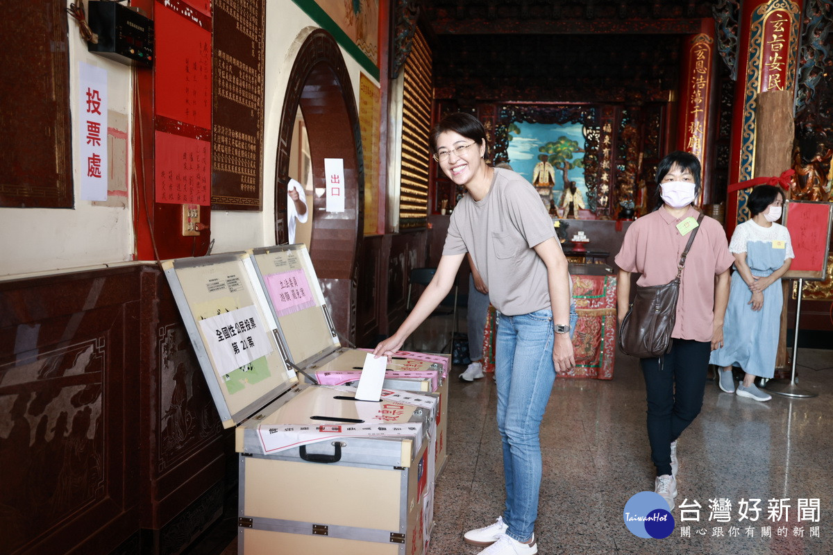 許淑華投下神聖的兩票。（縣府提供）