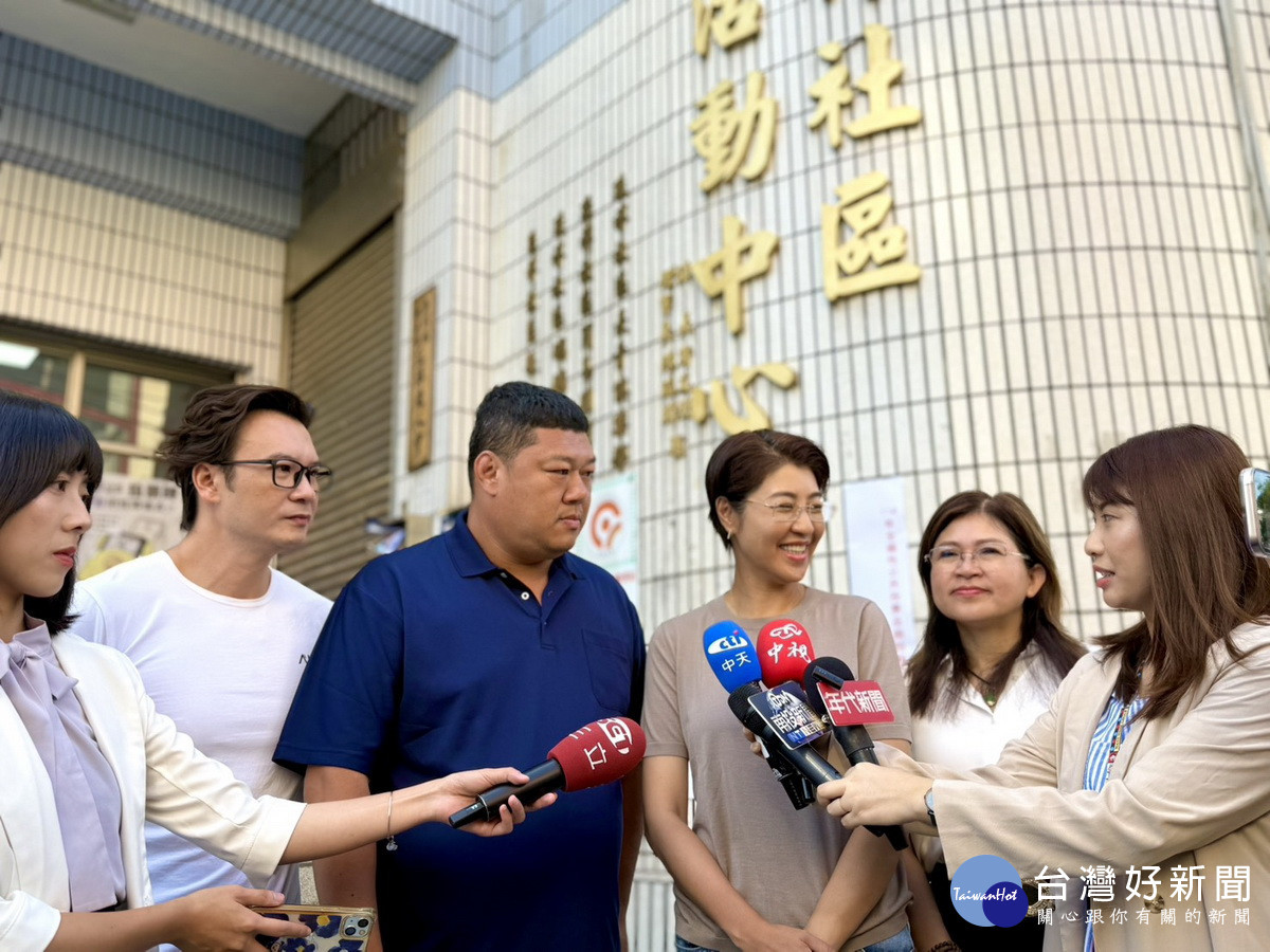 許淑華陪同游顥去投票,籲踴躍出門投票。(游顥服務處提供)<br /><br /> <br /><br />