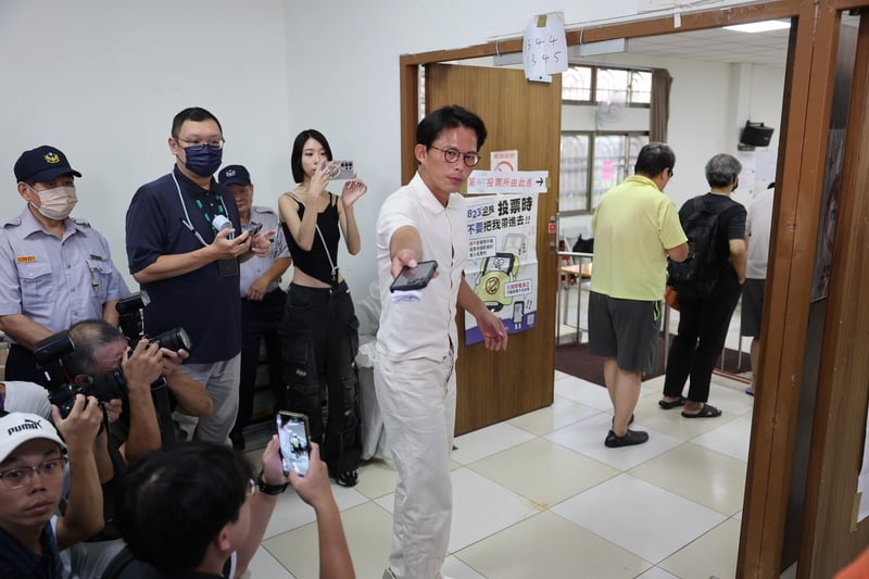 重啟核三公投23日登場,民眾黨主席黃國昌(中)一早就前往新北市板橋區港嘴市民中心投票。中央社