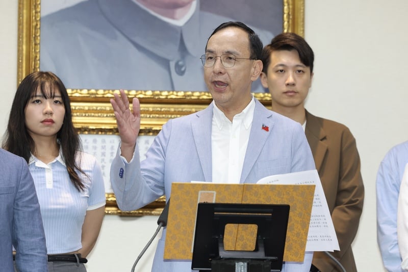 國民黨主席朱立倫(前)23日晚間於7名立委罷免案開票後,在中央黨部發表談話,誠摯呼籲台中市長盧秀燕接任國民黨主席。中央社