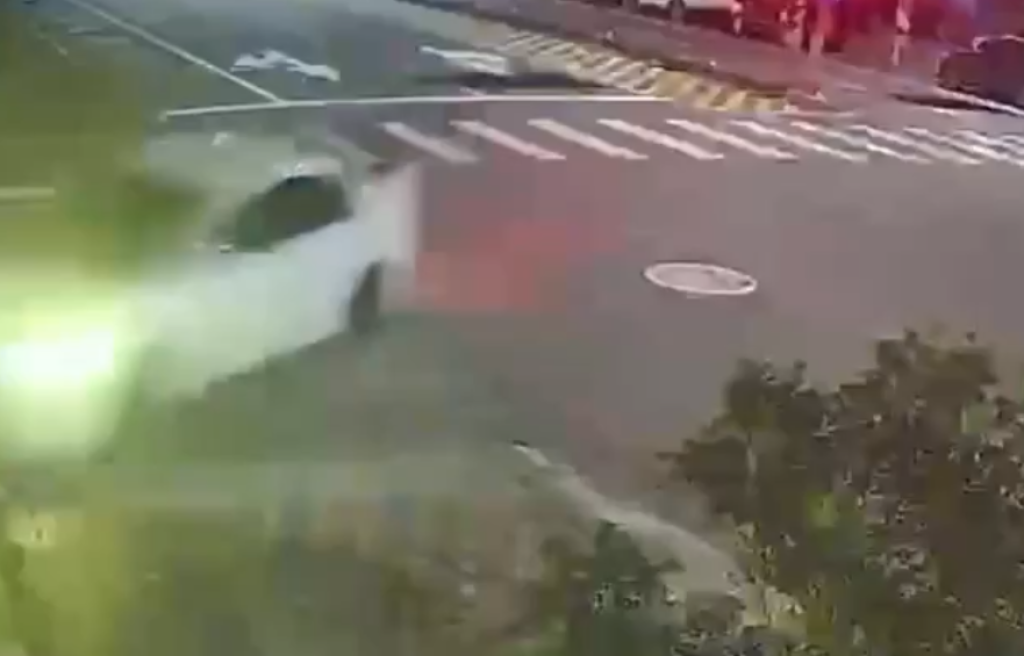 撞擊畫面曝光!- 台東自小客車撞騎樓柱子兩人受傷