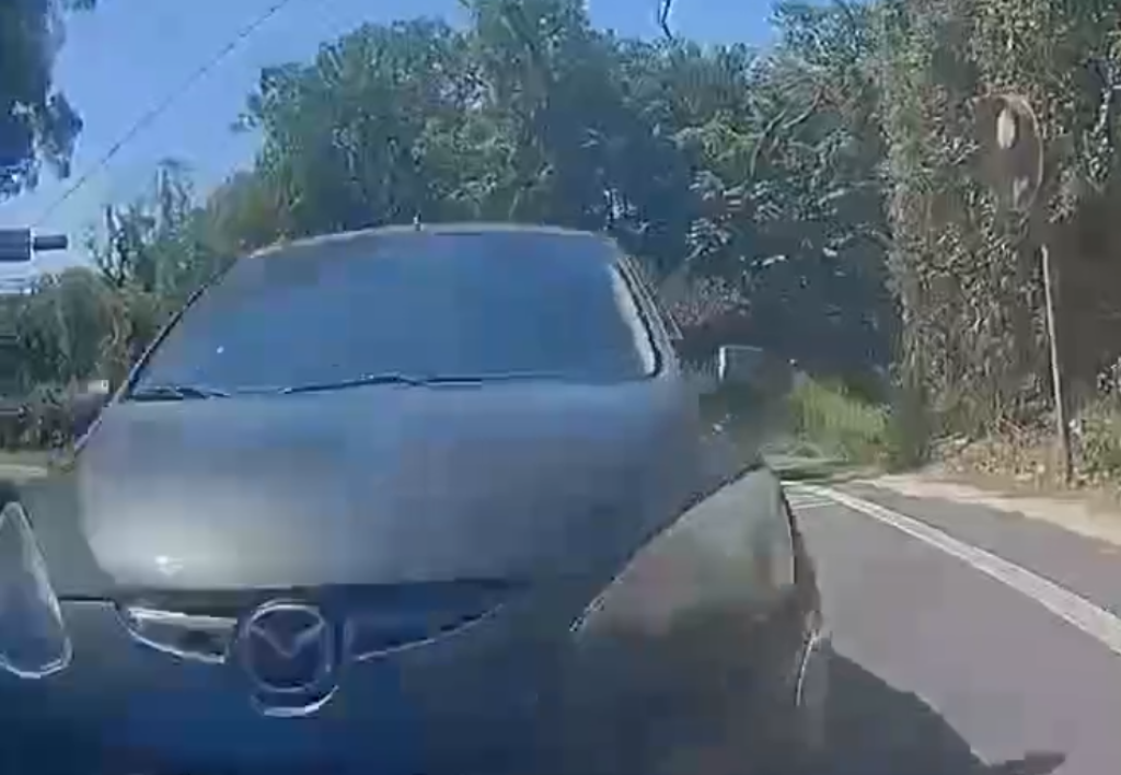 撞擊畫面曝光! 楊梅自小客車逆向擊落機車逃逸