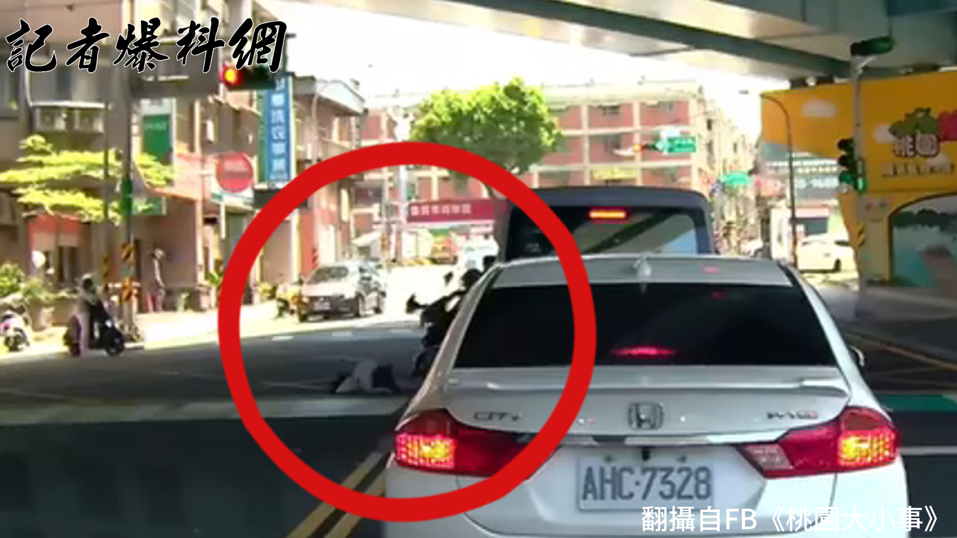 桃園市桃園區龍安街一帶,前(21)日中午12時許發生1起驚險的交通事故。