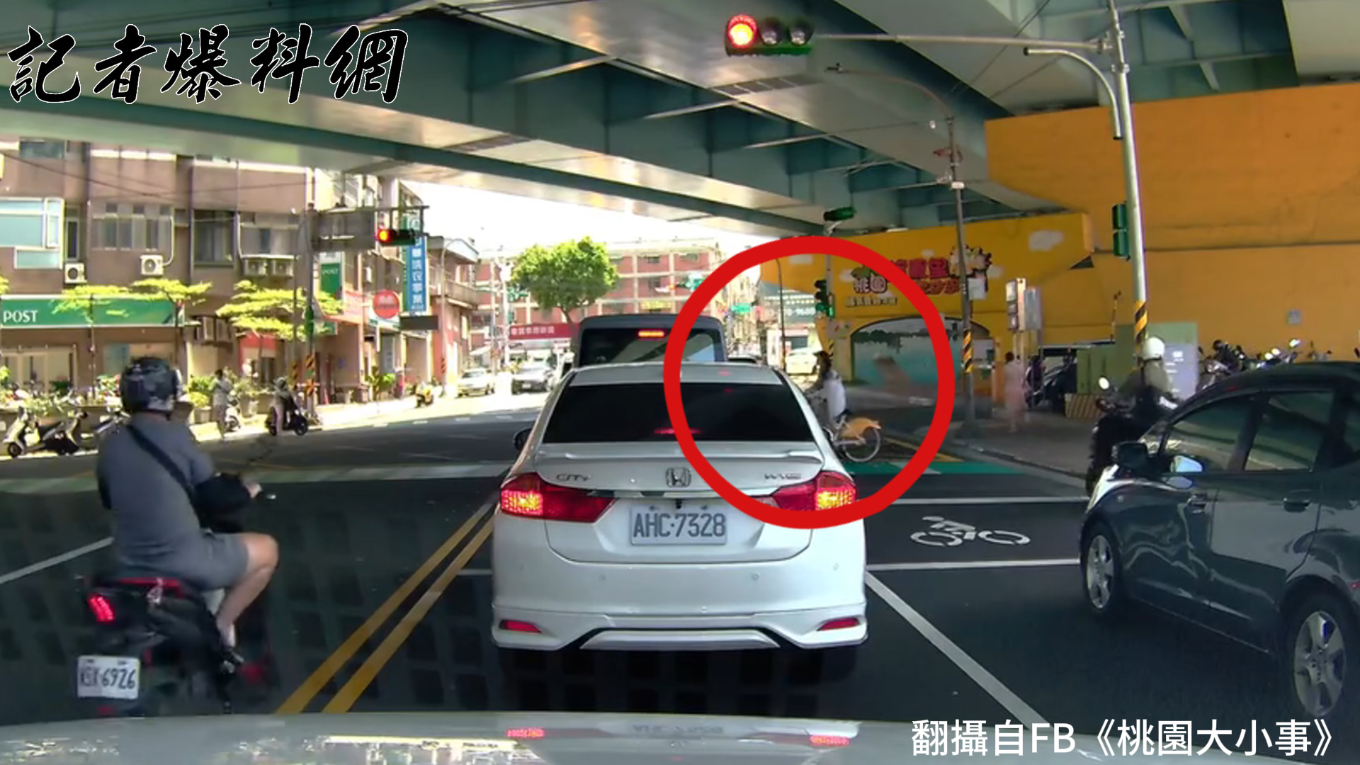 1名機車騎士行經龍安街時,竟逆向跨越雙黃線,並在路口闖紅燈。(翻攝畫面)