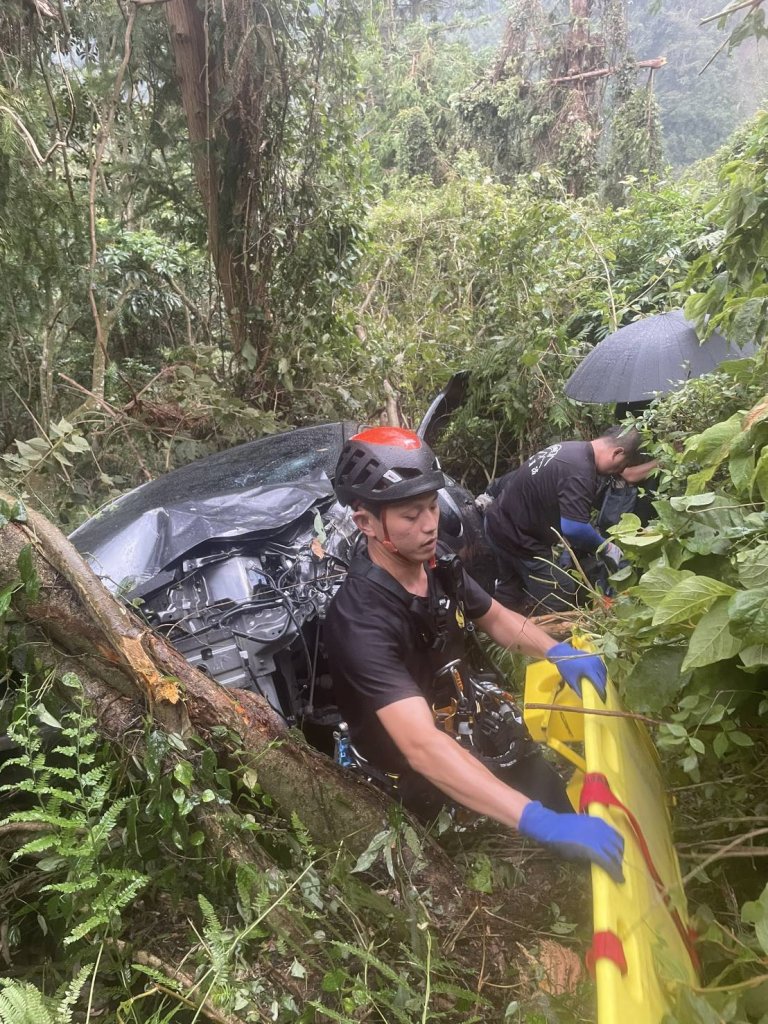 南投信義鄉台21線自小客車墜落100米山谷！　消防隊員救起車內4人送醫
