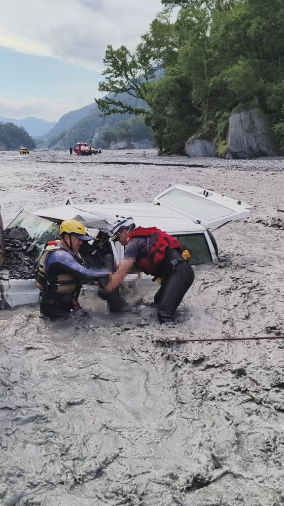 駕吉普車闖萬大溪溯溪溺斃! 消防隊員激流中尋獲遺體