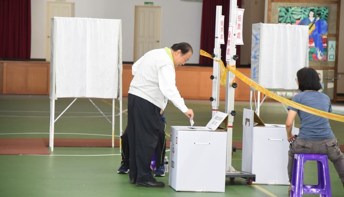 全國性公民投票第21案登場　陳光復投下神聖一票