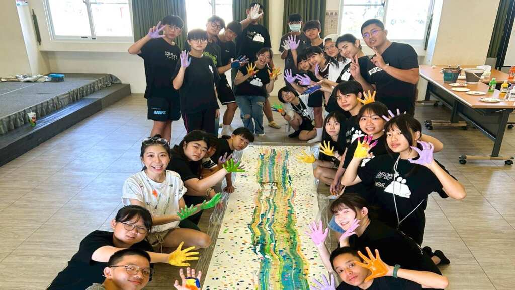 ▲彰化家扶「好伴+成果會」,青少年用創作訴說成長故事。(彰化家扶提供)