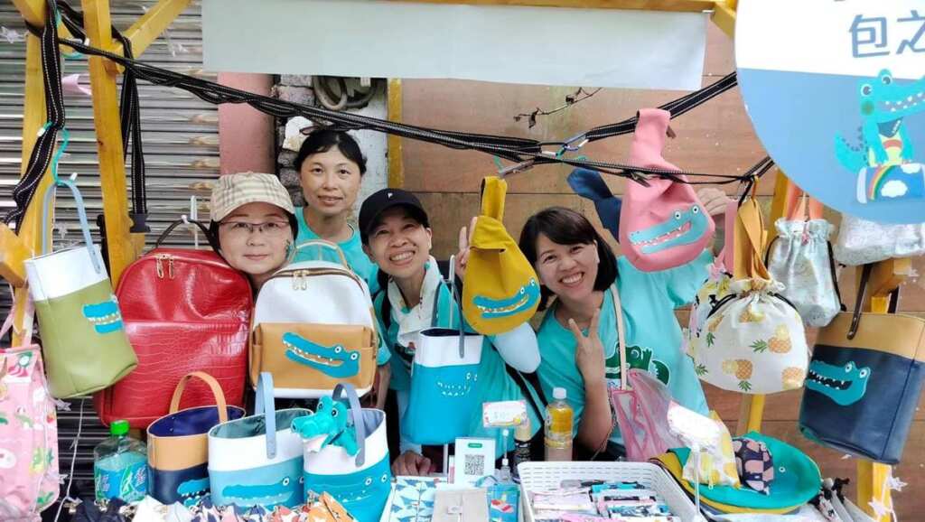 ▲民眾完成闖關任務集章兌換社區好禮如石碇烏塗社區手工束口袋。