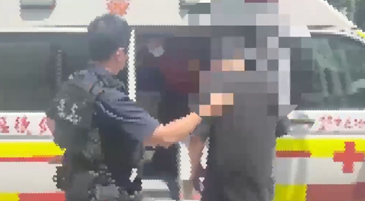 想跟小狗嬉鬧喊「借過」沒人理 《兄弟你說》創作者梅海強爆打婦人 216 想跟小狗嬉鬧喊「借過」沒人理 《兄弟你說》創作者梅海強爆打婦人 215