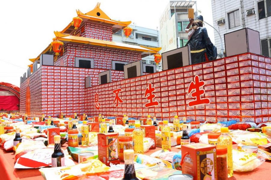 諸羅城隍中元祭登場!總值1500萬元「錢進諸羅 千萬城門」吸引民眾駐足觀賞