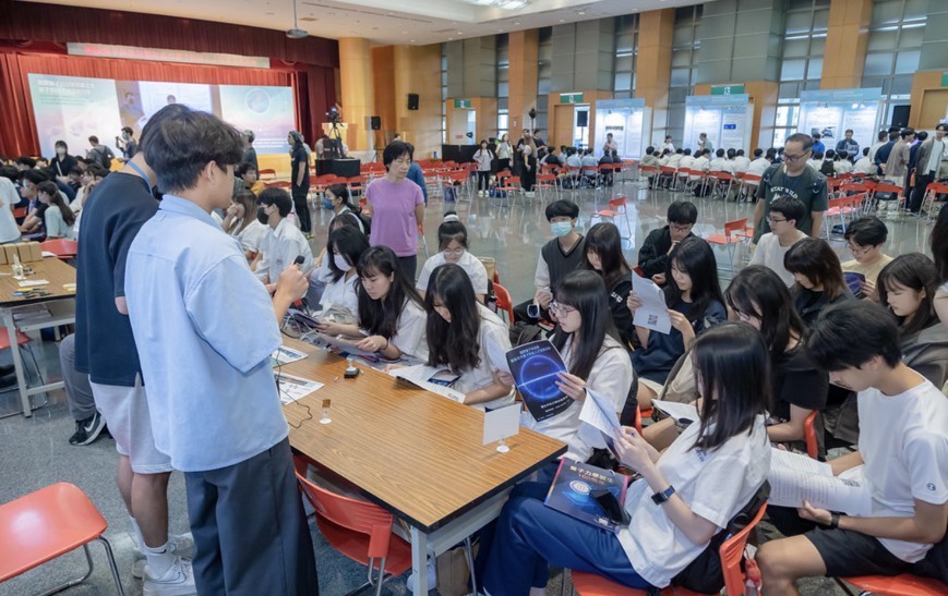「國際量子科技展」現場吸引北北基桃竹五十餘所學校、逾七百名師生參與,活動獲得學界高度肯定。(圖/台灣學聯)
