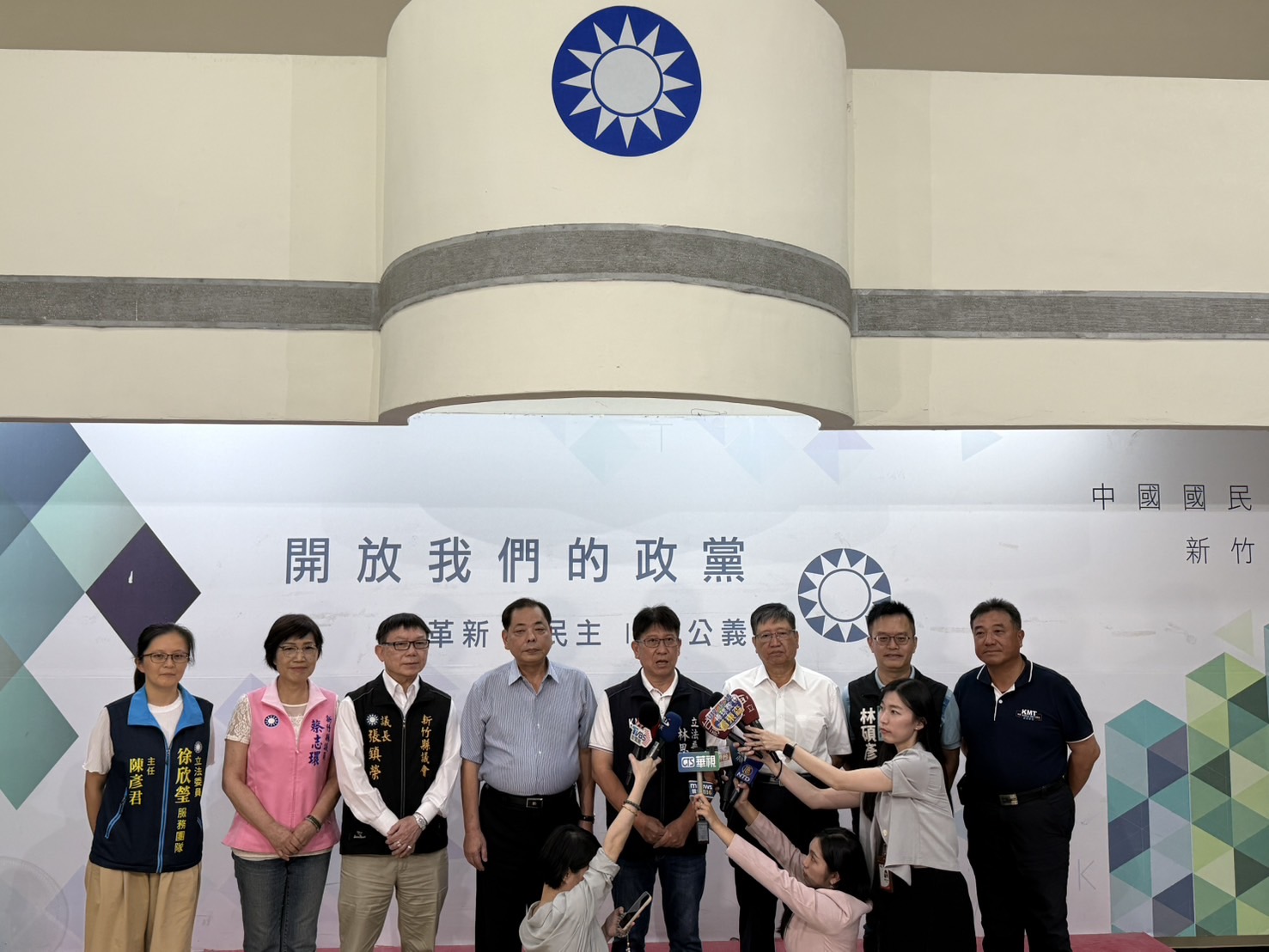 「林思銘（中）在823罷免案中成功挺過挑戰，藍營地方與中央大咖齊聚新竹，展現全黨挺一人的團結氣勢。」（圖/記者張家燁拍攝）