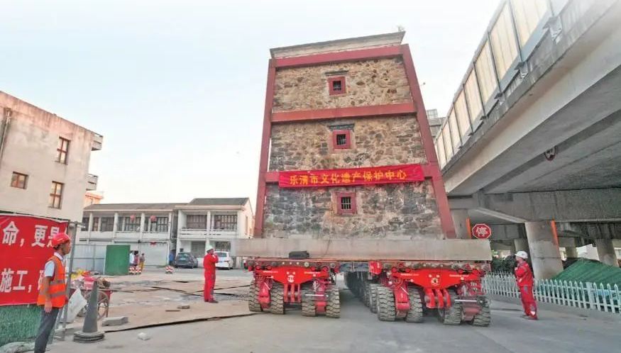 ▲溫州百年歷史文物西塘碉樓坐上拖車順利搬家。