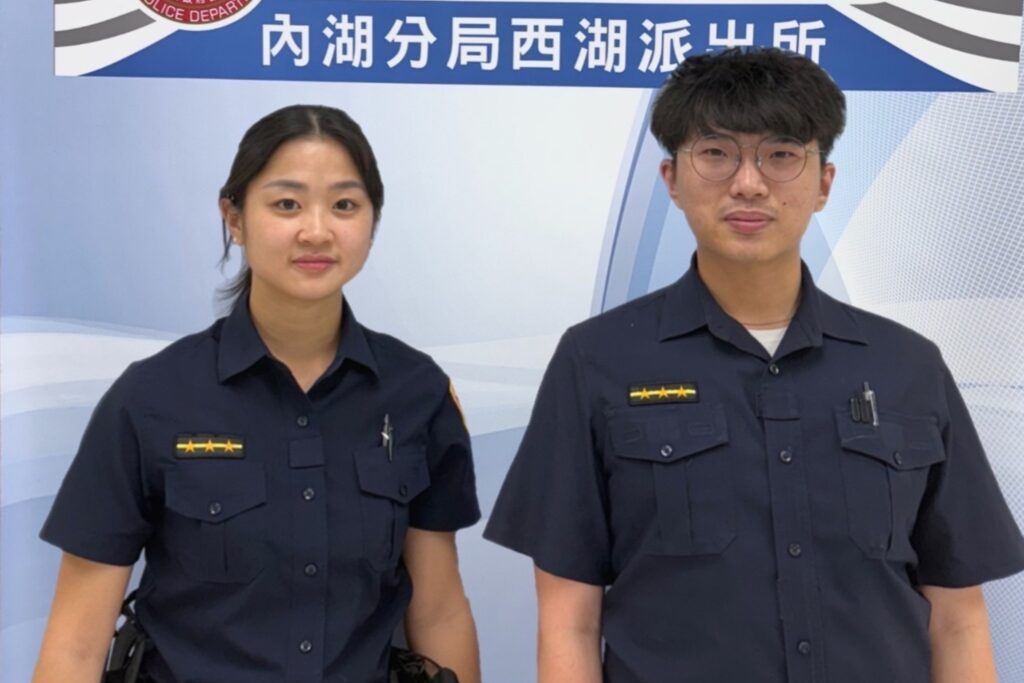 迷途長者深夜誤入車道 員警即時協助平安返家 1 MEITU 20250823 100946278