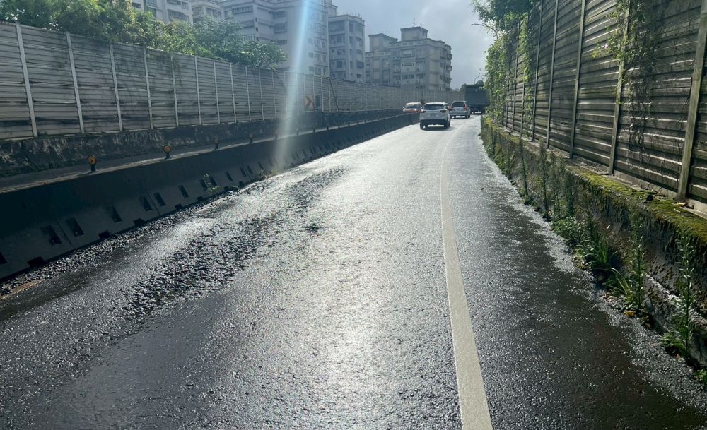 《圖說》養工處8月26日晚上10時至翌日清晨6時辦理道路銑鋪工程，用路人行經工區注意安全。〈工務局提供〉