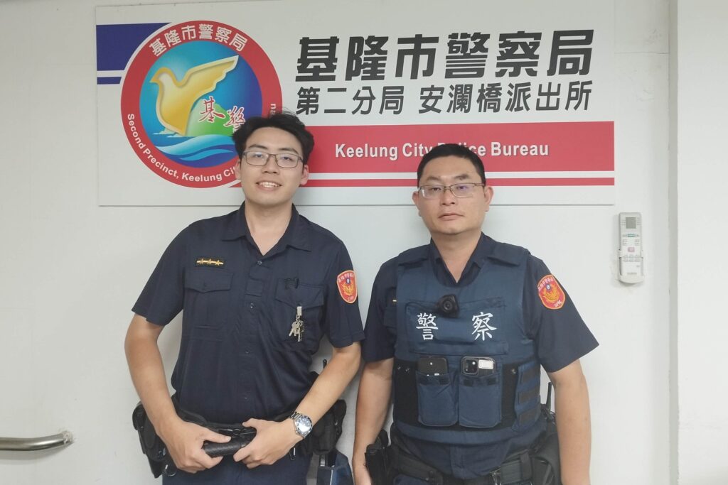 翁半夜獨站路旁 警協助返家 1 MEITU 20250823 153631015