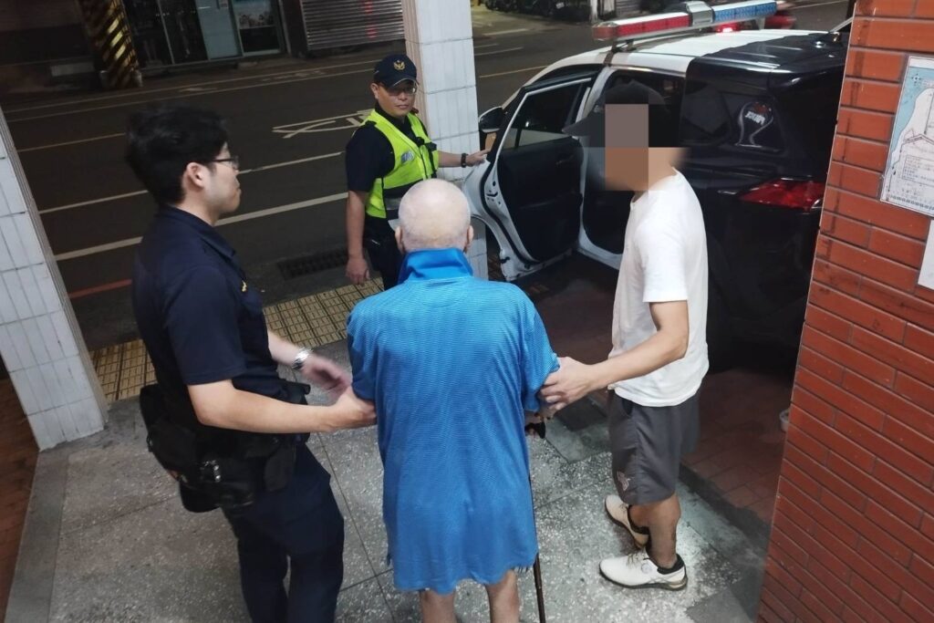 翁半夜獨站路旁 警協助返家 2 MEITU 20250823 153729963