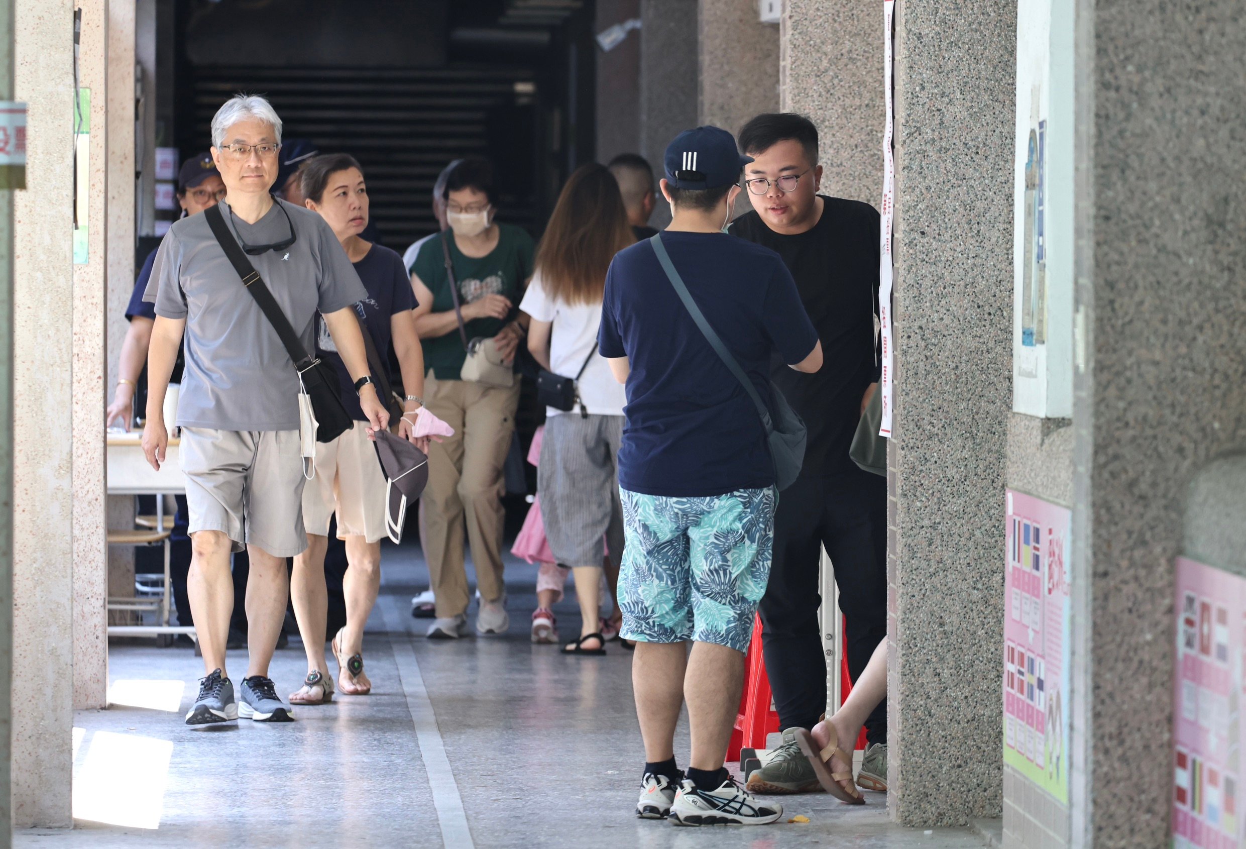 接連2個月的投票，外媒認為台灣選民已情緒疲乏，對執政黨不耐。圖為23日民眾投票情況。林啟弘攝