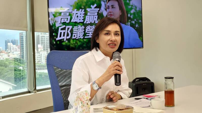 爭取民進黨高雄市長選舉提名的立委邱議瑩今直言,執政團隊需檢討「為何目前為止的施政不得民心」?圖為20日邱議瑩與媒體茶敘。中央社