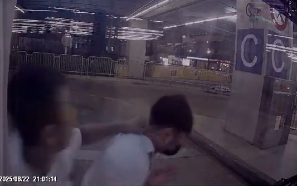 影/台中男騎士爆走!拿安全帽砸統聯客運司機「連續出拳追打」 網友看影片怒:殺人未遂了吧