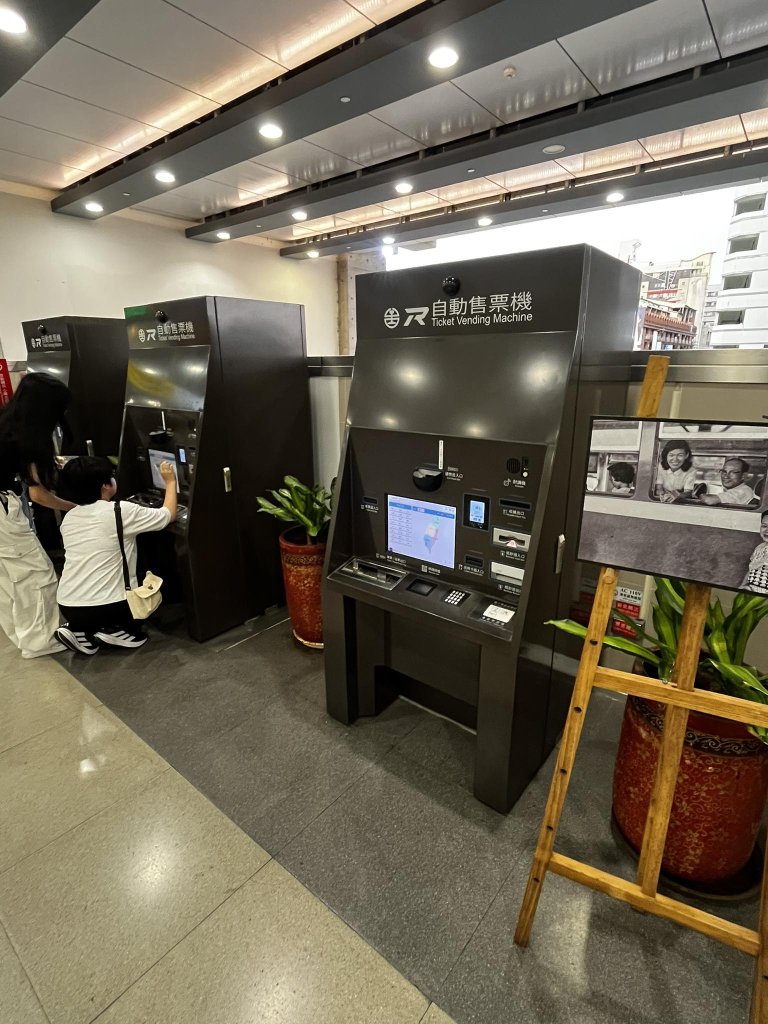 台鐵台中站「蹲著買票」惹議　網笑：像電玩機台改裝