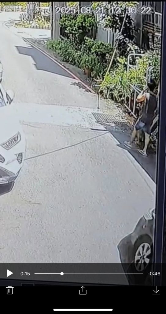 男子走路遭轎車直撞 駕駛還倒車?網友怒喊:根本蓄意傷害