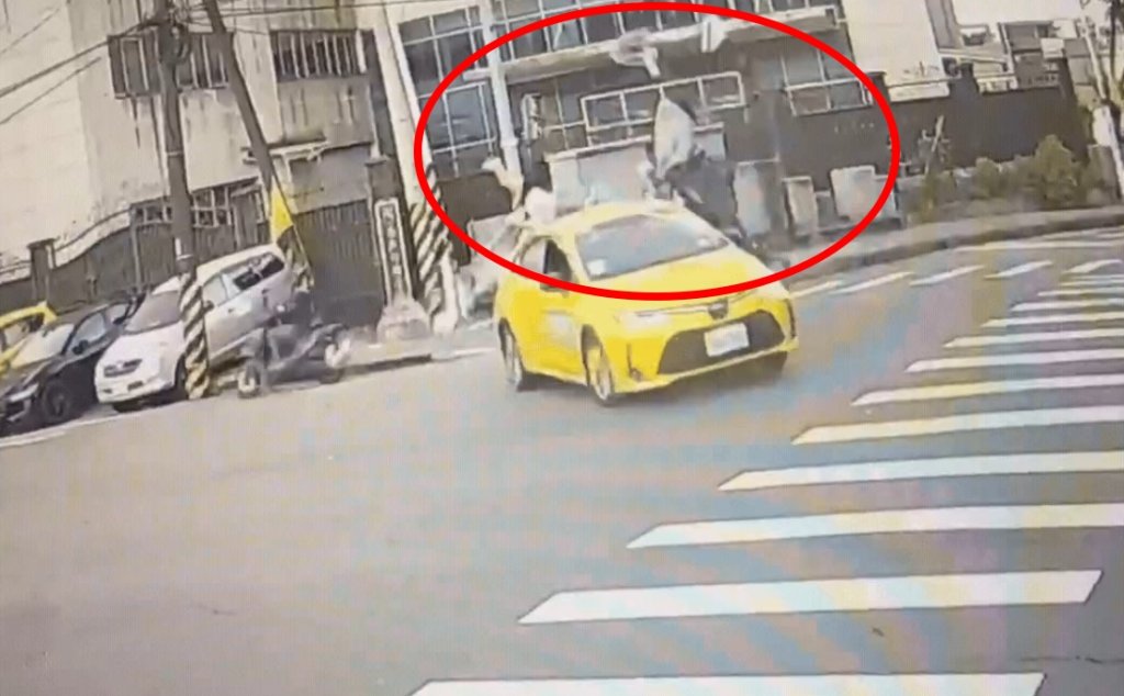 基隆19歲無照男闖紅燈　女乘客當場噴飛慘死-他竟撿東西後落跑