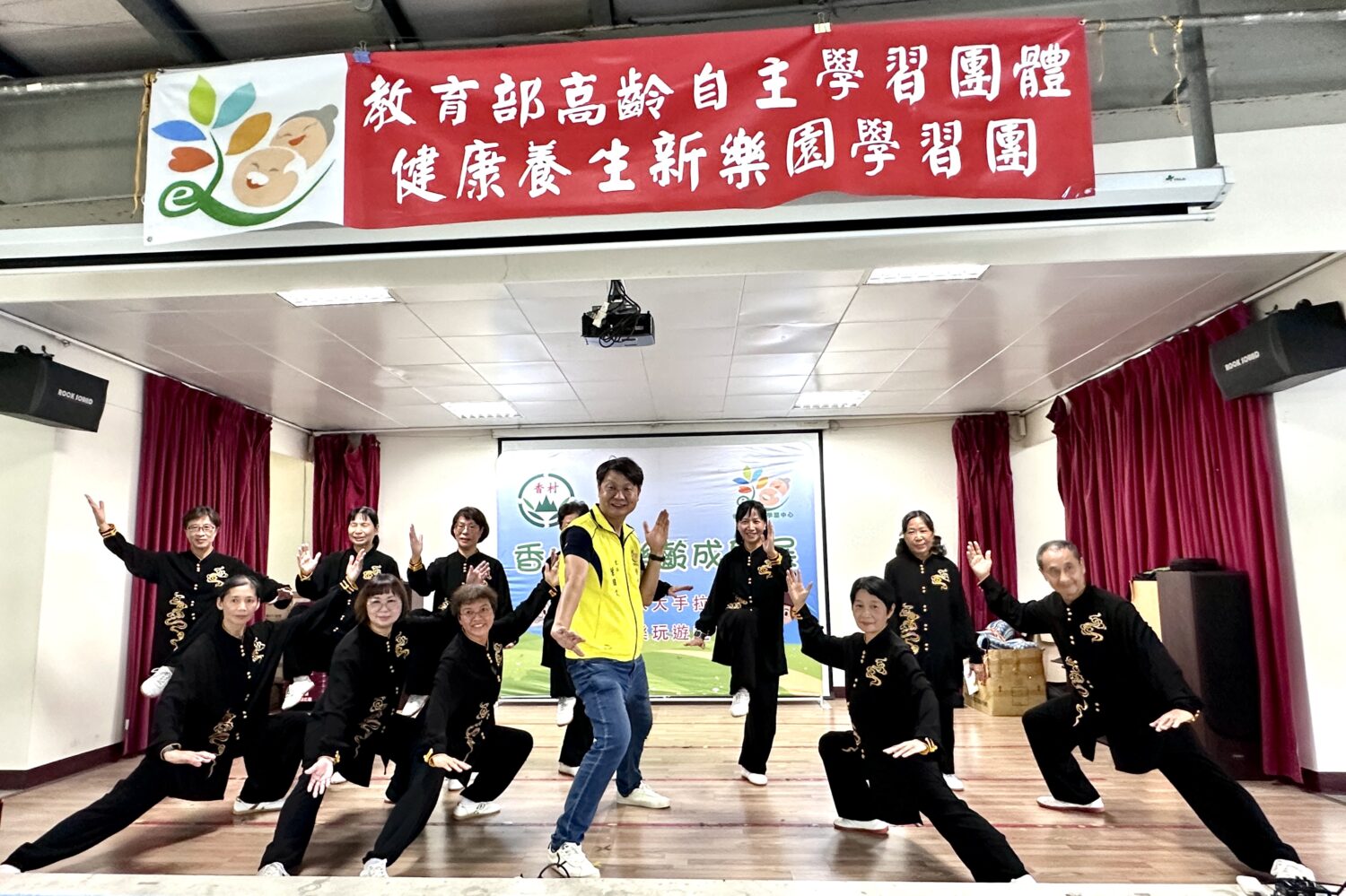 吳美燕理事長帶領太極養生氣功協會帶來精彩表演。(圖/記者林照東攝)