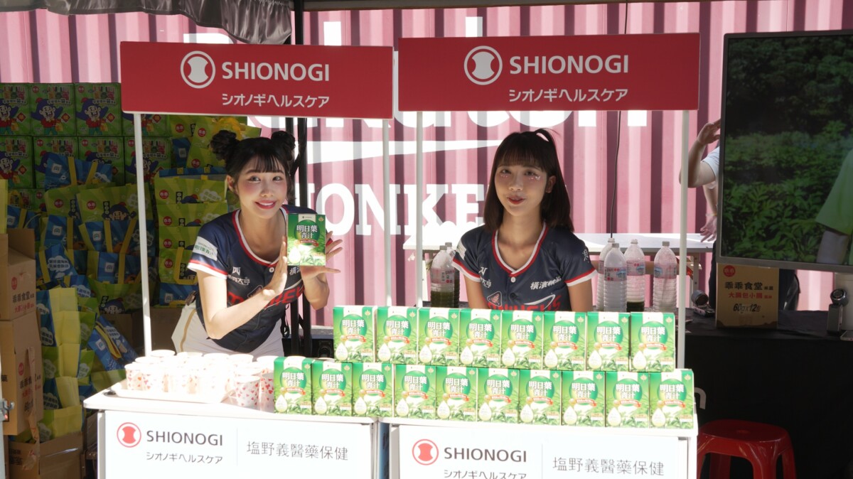 ▲明日葉青汁邀請樂天啦啦隊筠熹和彭彭一起為健康加油